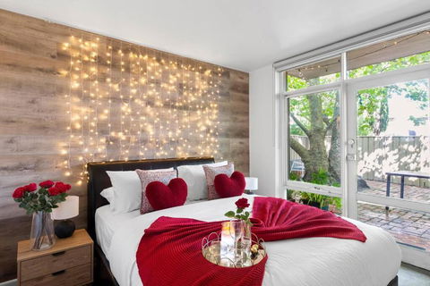 Romantic Retreat With Garden - Sunshine Coast Guide 0