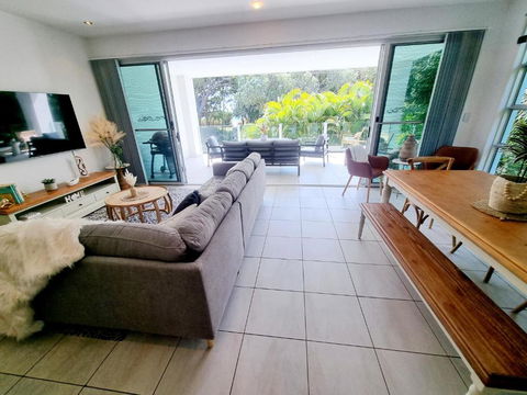 Rosalynda- Luxury Beachfront 3 BR Townhouse - Sunshine Coast Guide 3