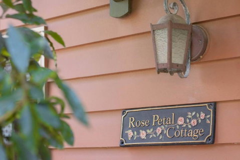 Rose Petal Cottage - Sunshine Coast Guide 1
