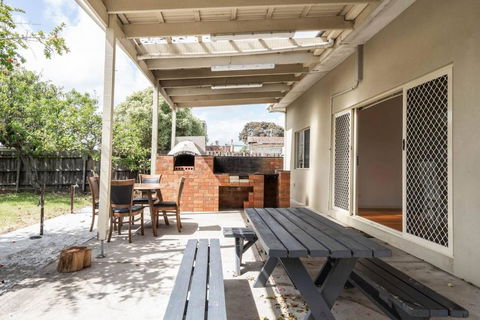 Rosebud Reset - A Beachside Group Getaway - Sunshine Coast Guide 3