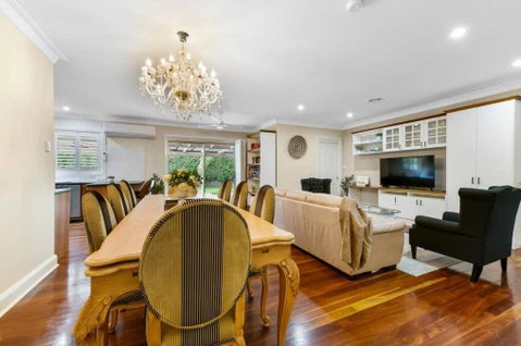 Roselawn Manor - 5 Bedroom Entertainer - Sunshine Coast Guide 3