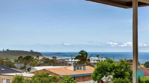 Rosies Retreat - 300m To The Sandy Shores Of Caves Beach - Sunshine Coast Guide 1