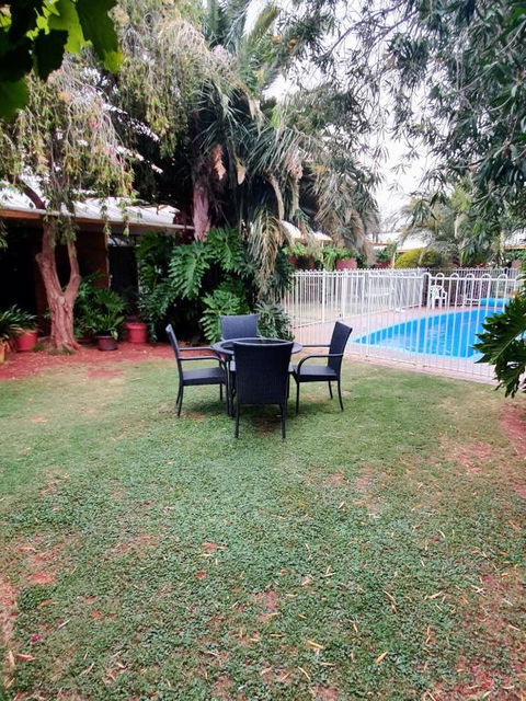 Roundhouse Motel - Sunshine Coast Guide 3
