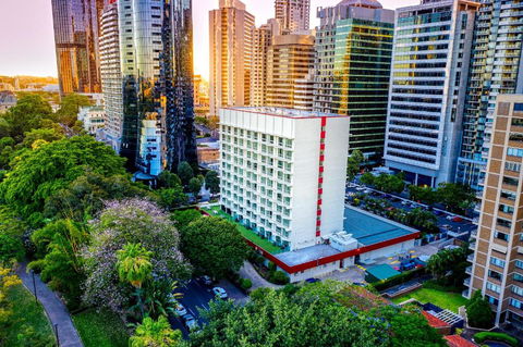 Royal On The Park - Sunshine Coast Guide 0