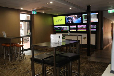 Royal Hotel Orange - Sunshine Coast Guide 2