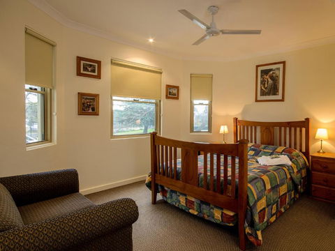 Royal Hotel - Sunshine Coast Guide 1