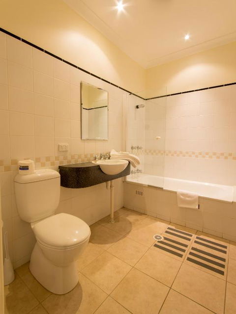 Royal Hotel - Sunshine Coast Guide 2