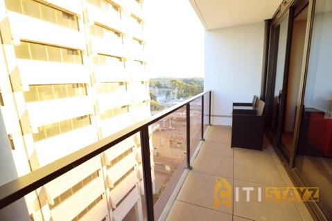 Ruby Red, 1Bd 1Bth Apt - Woden CBD - Sunshine Coast Guide 2