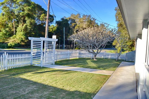 Rudder House - Sunshine Coast Guide 1