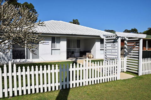 Rudder House - Sunshine Coast Guide 0