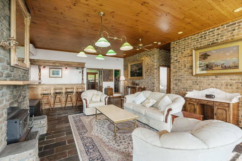 Rustic Cottage - Sunshine Coast Guide 1