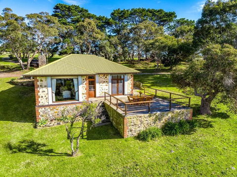 Rustic Cottage - Sunshine Coast Guide 0