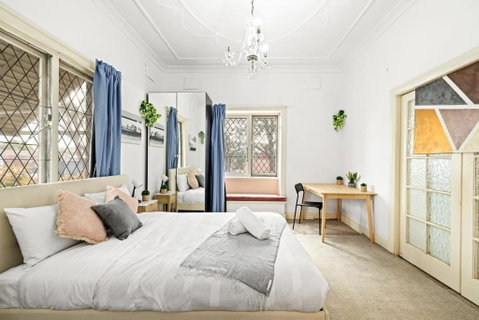 Rustic Queen Room - Seconds To Stores & Eateries - Shared Bathroom - Sunshine Coast Guide 0