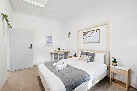 Rustic Queen Room - Seconds To Stores & Eateries - Shared Bathroom - Sunshine Coast Guide 1