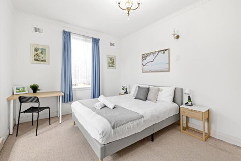 Rustic Queen Room - Seconds To Stores & Eateries - Shared Bathroom - Sunshine Coast Guide 3