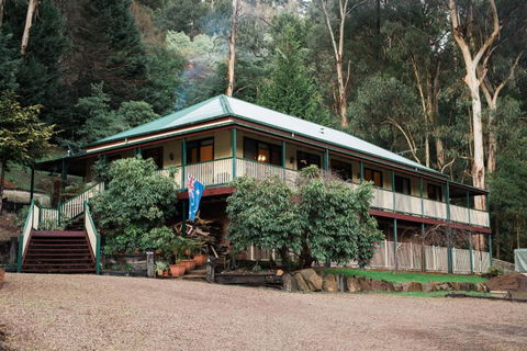 Rustic Refuge Guesthouse - Sunshine Coast Guide 1