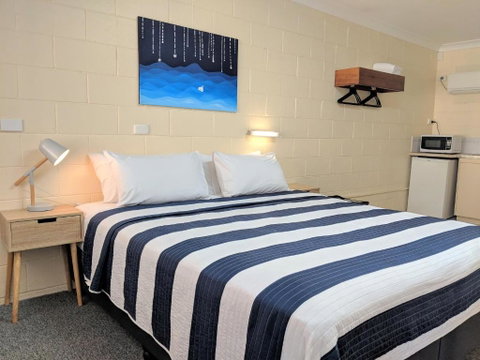 Sail Inn Motel - Sunshine Coast Guide 3