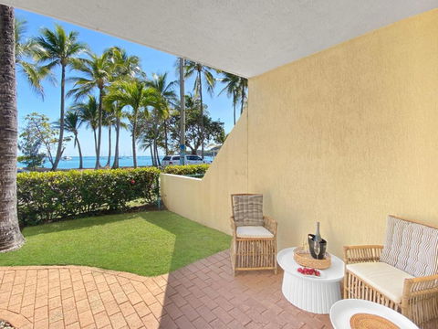 Sails On Horseshoe Apartment 5 - Sunshine Coast Guide 1