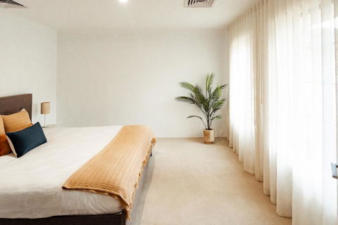 Salhus - Sleep In King Beds & Easy Walk To Town - Sunshine Coast Guide 3