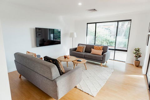 Salhus - Sleep In King Beds & Easy Walk To Town - Sunshine Coast Guide 1