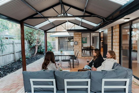 Salhus - Sleep In King Beds & Easy Walk To Town - Sunshine Coast Guide 0