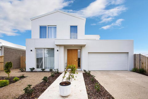 Saltwater Lux, 4 Bdrm, 3 Bath, Golf, Weddings, Beaches, Adventure Park - Sunshine Coast Guide 2