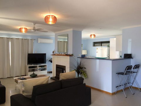 Salty Air Apartments Kingscote Kangaroo Island - Sunshine Coast Guide 0
