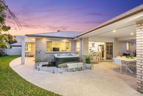 Salty Pause At Bondi House - With Spa And Pet Friendly! - Sunshine Coast Guide 2