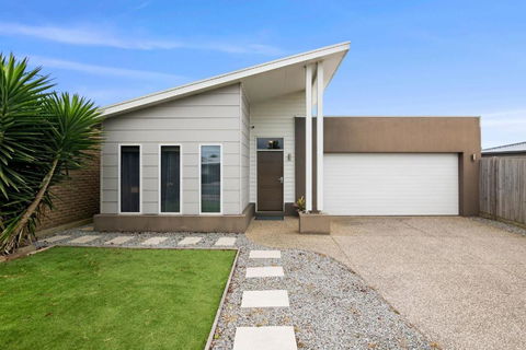 Salty Sage Beach House - Sunshine Coast Guide 3
