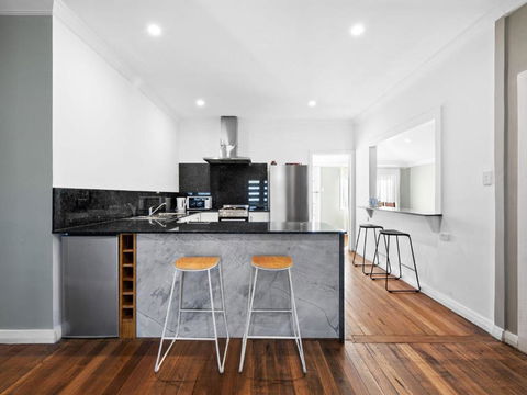 Salty Sea Cottage - Sunshine Coast Guide 0