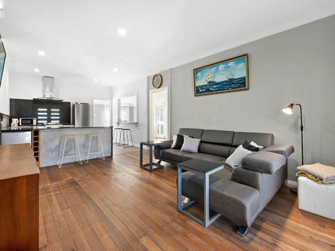 Salty Sea Cottage - Sunshine Coast Guide 2