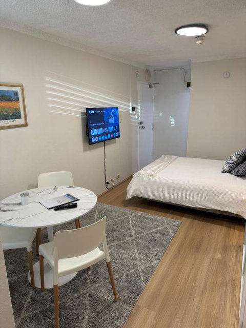 Sam The Central Studio - Sunshine Coast Guide 1