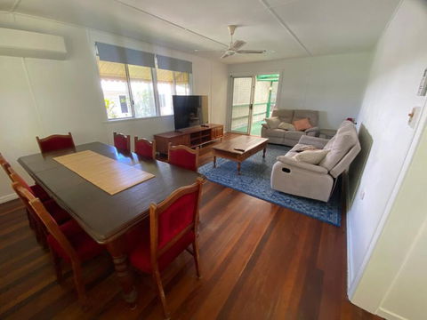 Samantha - Sunshine Coast Guide 0