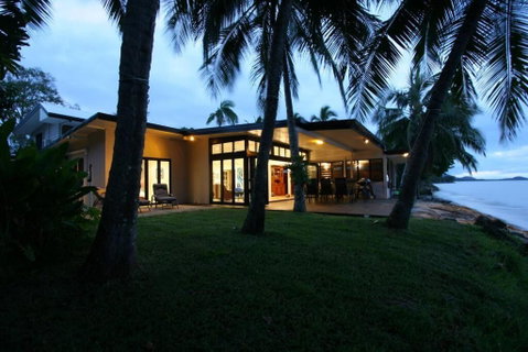 Sandcastle Retreat - Absolute Cairns Beachfront - Sunshine Coast Guide 2