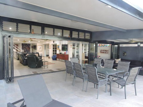 Sandcastle Retreat - Absolute Cairns Beachfront - Sunshine Coast Guide 3