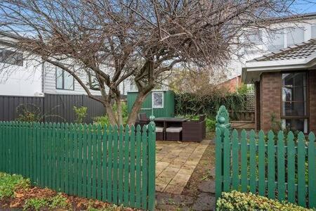 Sandy Bay Cozy Cottage Close To CBD - Sunshine Coast Guide 3