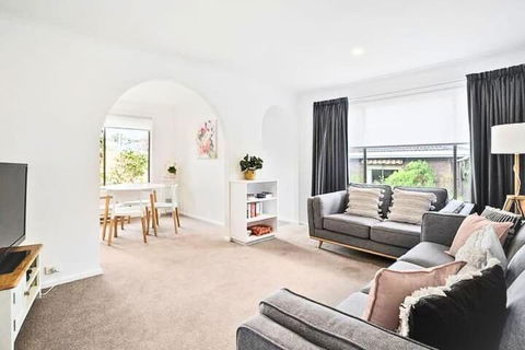 Sandy Bay Cozy Cottage Close To CBD - Sunshine Coast Guide 0