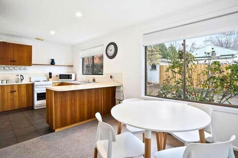 Sandy Bay Cozy Cottage Close To CBD - Sunshine Coast Guide 1