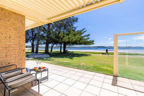 Sandy Beach House Corlette Unit 1 Waterfront WI-FI Aircon - Sunshine Coast Guide 2