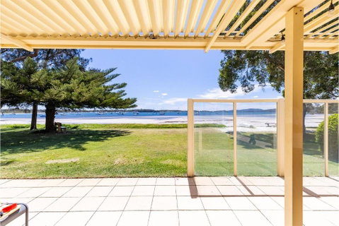 Sandy Beach House Corlette Unit 1 Waterfront WI-FI Aircon - Sunshine Coast Guide 1