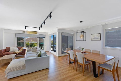 Sandy Cove Apartment The Entrance 8 - Sunshine Coast Guide 0