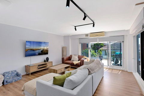 Sandy Cove Apartment The Entrance 8 - Sunshine Coast Guide 1