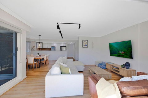 Sandy Cove Apartment The Entrance 8 - Sunshine Coast Guide 2