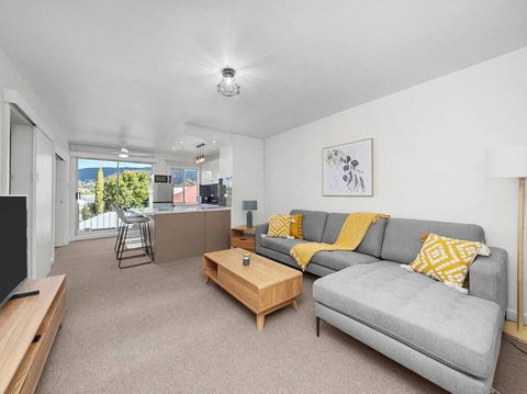 Sandy Bay Apartment With Hobart River View, Near UTAS - Stroll To Cafes And Shops - Sunshine Coast Guide 0