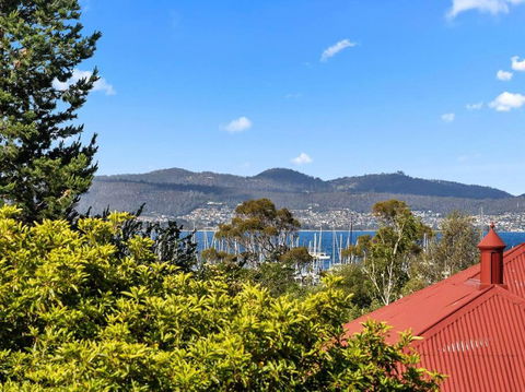 Sandy Bay Apartment With Hobart River View, Near UTAS - Stroll To Cafes And Shops - Sunshine Coast Guide 1