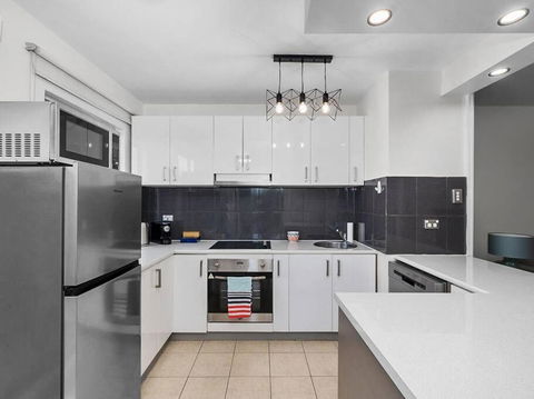 Sandy Bay Apartment With Hobart River View, Near UTAS - Stroll To Cafes And Shops - Sunshine Coast Guide 3