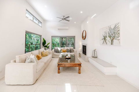 Sleek & Stylish Family Beach House ~ Near Junction - Sunshine Coast Guide 0