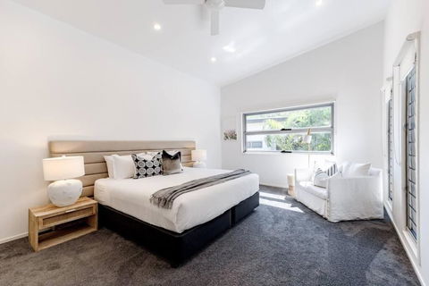 Sleek & Stylish Family Beach House ~ Near Junction - Sunshine Coast Guide 1