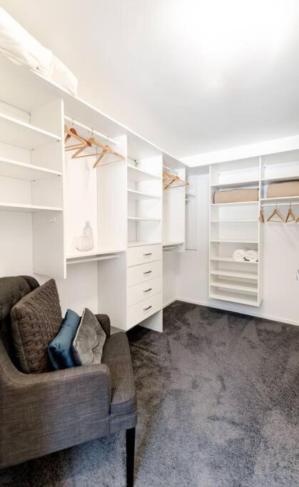 Sleek & Stylish Family Beach House ~ Near Junction - Sunshine Coast Guide 3