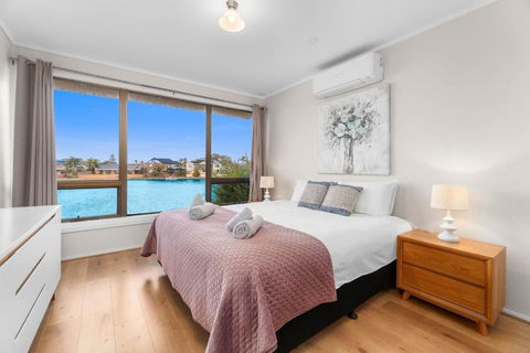 Stunning Lake View Townhouse-Dream Staycation - Sunshine Coast Guide 1